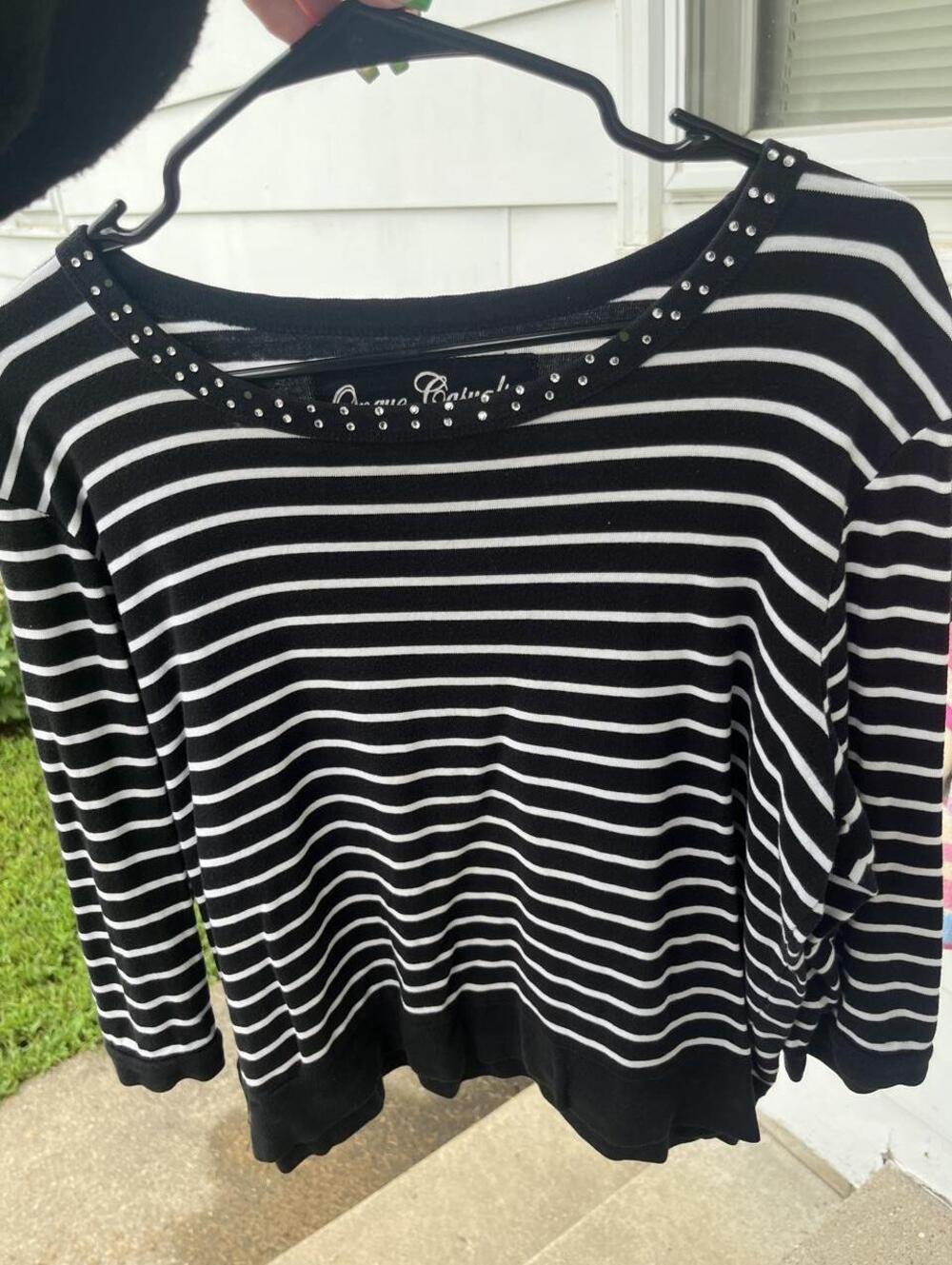 Onque Casuals black & white striped rhinestone top 🖤✨